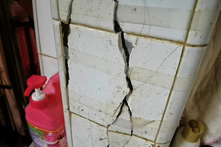 墙面砖开裂是怎么造成的(墙面砖开裂原因及处理办法)